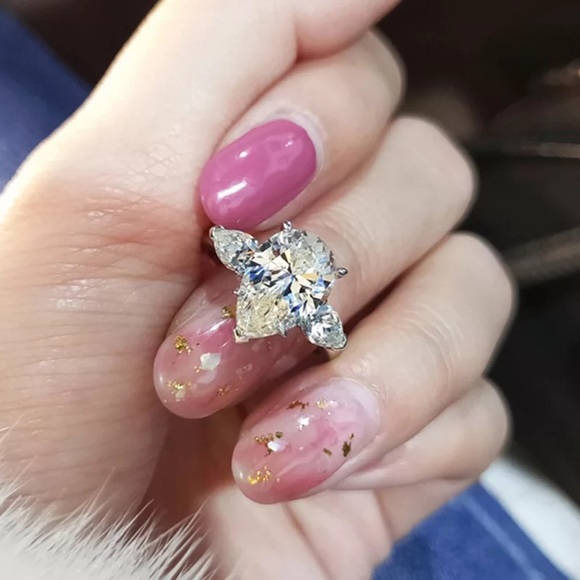 Luxury Ring Sz 8 - Picture 4 of 8